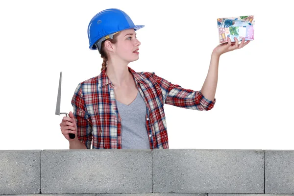 金のなる木の家と女性の建設労働者 — ストック写真