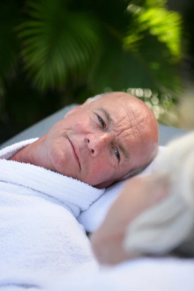 Старший чоловік розслабляється біля басейну — стокове фото