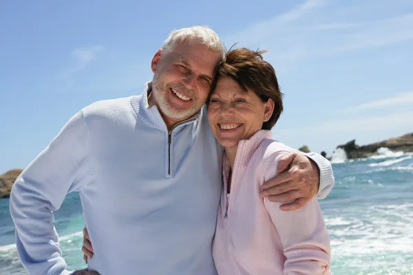 Seniorenpaar am Meer — Stockfoto