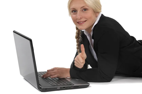 Mujer acostada frente a la computadora — Foto de Stock