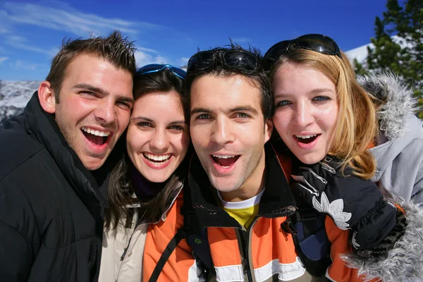 Retrato de amigos em umas férias de esqui em conjunto — Fotografia de Stock