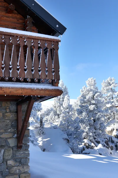Sneeuw overdekte chalet — Stockfoto
