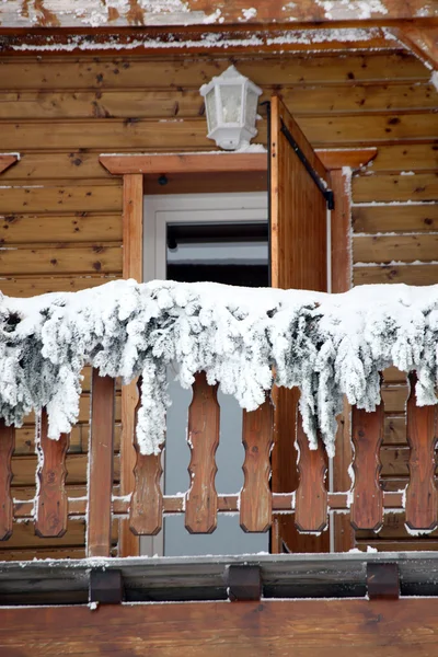 Um chalé varanda em um dia gelado — Fotografia de Stock