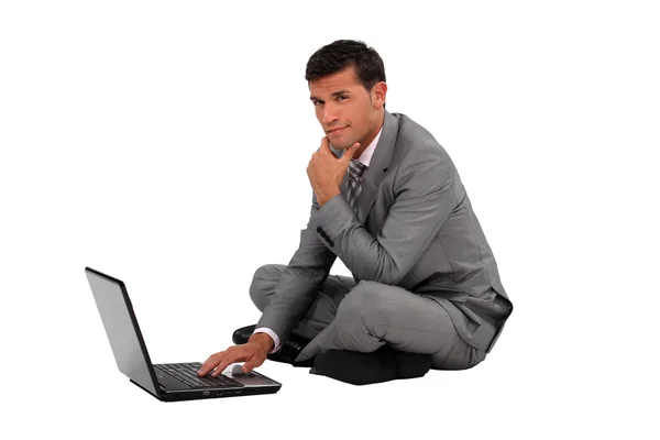 Un uomo d'affari che digita sul suo portatile . — Foto Stock