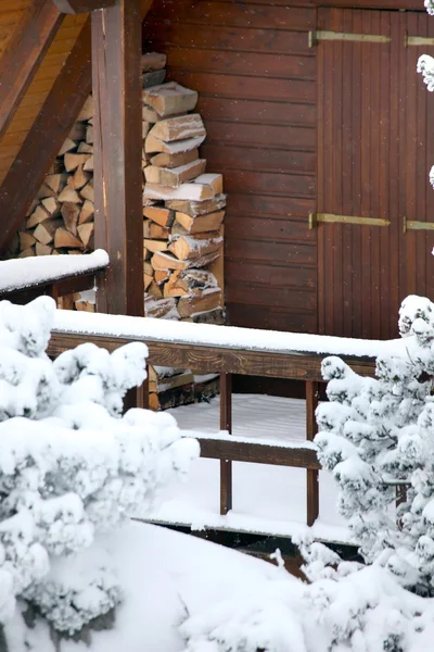 Dřevěná chata na sněhu — Stock fotografie
