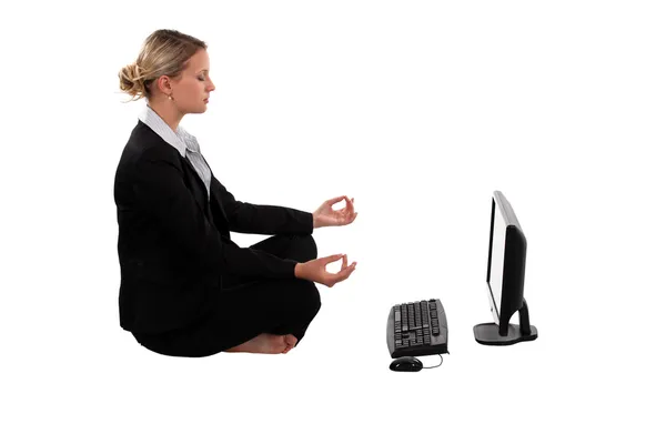 Бізнес-леді, медитуючи перед своїм ноутбуком — стокове фото
