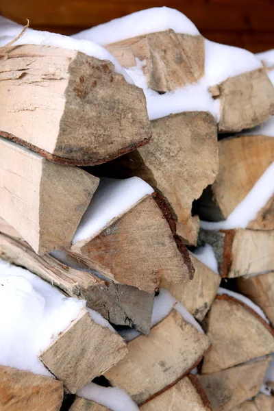 Χιόνι, που καλύπτουν το ξύλο πυρκαγιάς — Φωτογραφία Αρχείου