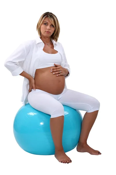 Těhotná žena sedící na cvičení míč — Stock fotografie