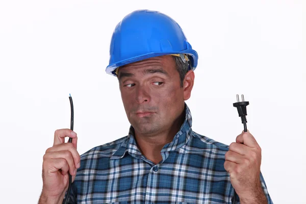 Electricista sosteniendo un cable — Foto de Stock