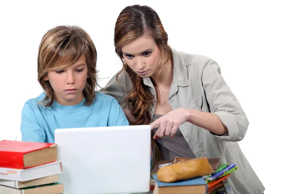 Twee kinderen samen studeren — Stockfoto