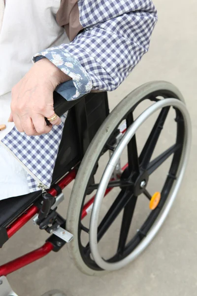 Personne en fauteuil roulant — Photo