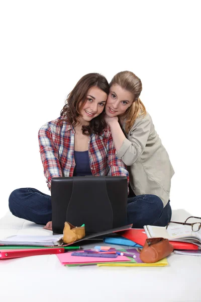 Estudantes do sexo feminino sentadas no chão com laptop — Fotografia de Stock
