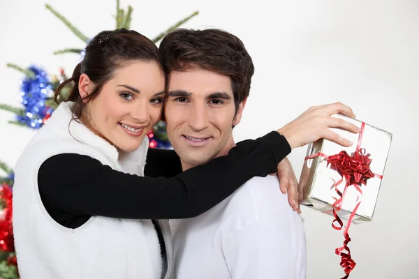 Una pareja abrazándose en Navidad — Foto de Stock