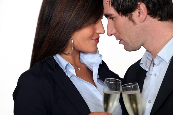 Flerte casal de negócios beber champanhe — Fotografia de Stock