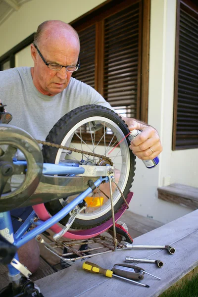 Mann repariert ein Fahrrad — Stockfoto
