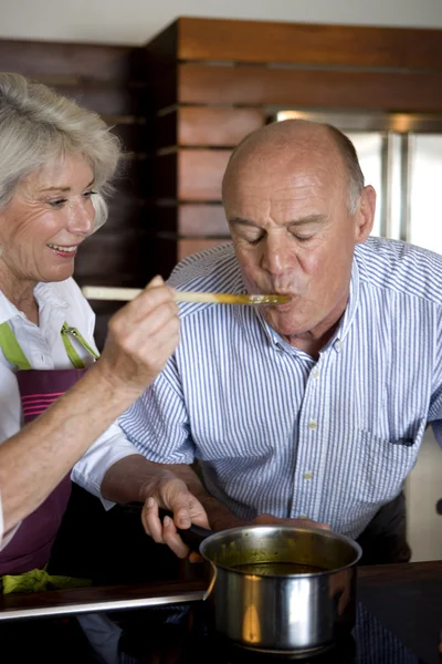 Senior couple cooking together — Stock Photo, Image