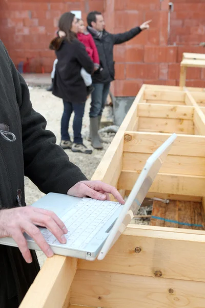 Использование ноутбука на строительной площадке — стоковое фото