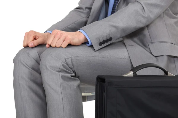 Uomo in giacca e cravatta seduto ad aspettare — Foto Stock