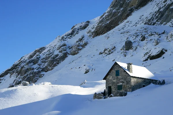 Górski dom w śniegu — Zdjęcie stockowe