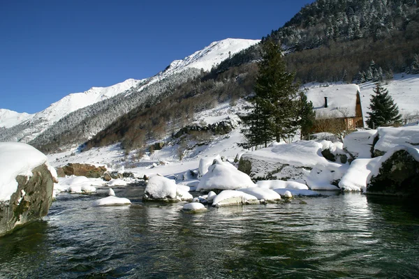 池は、雪の上に覆われた山 — ストック写真