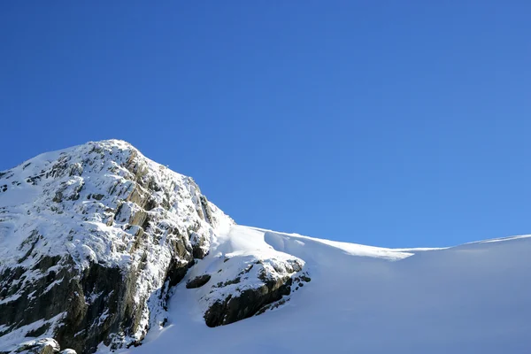 雪の山のピーク — ストック写真