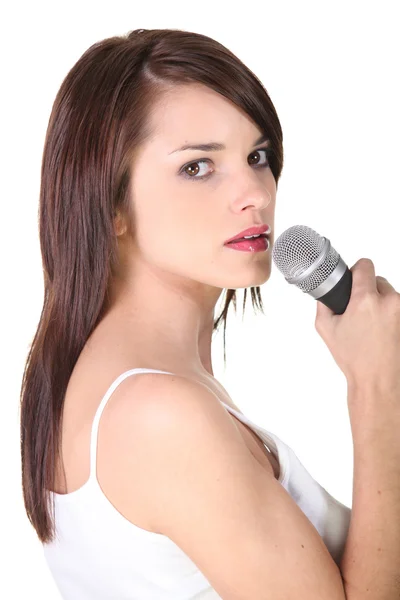Junge brünette Frau singt — Stockfoto