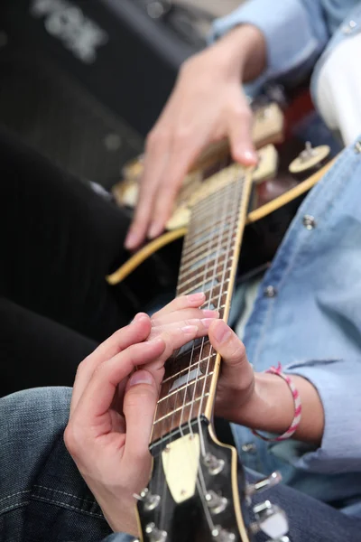 Unterricht an der E-Gitarre — Stockfoto