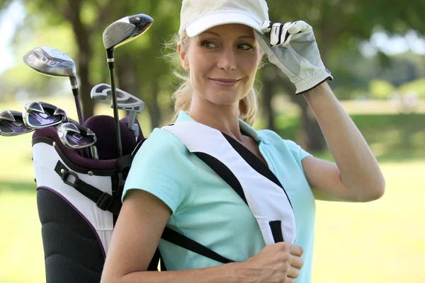 一个微笑着的女高尔夫球手. — 图库照片