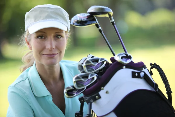 Lady golfista con mazze — Foto Stock