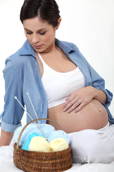 Hamile kadın örgü — Stok fotoğraf