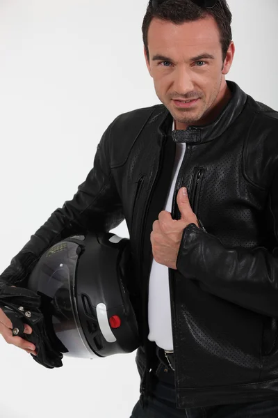 Motociclista segurando capacete — Fotografia de Stock