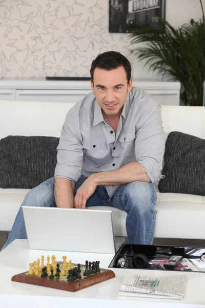 Mannen satt med laptop — Stockfoto