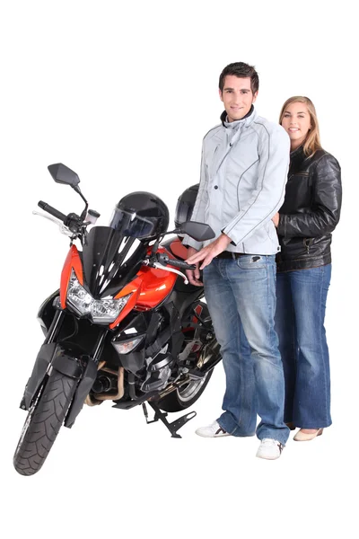 Couple stood by motorbike — Stock Photo, Image