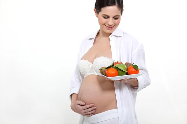 Mulher grávida comendo de forma saudável — Fotografia de Stock
