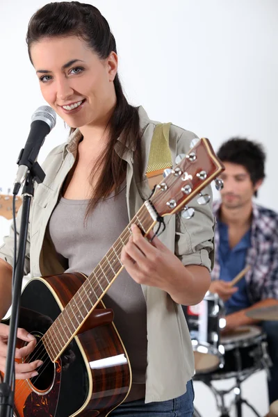 Vrouw met akoestische gitaar — Stockfoto