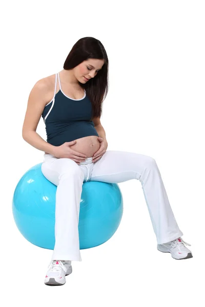 Una mujer embarazada haciendo ejercicio . —  Fotos de Stock