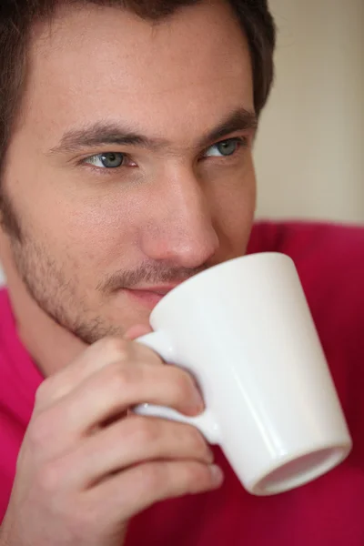 Hombre bebiendo de una taza —  Fotos de Stock