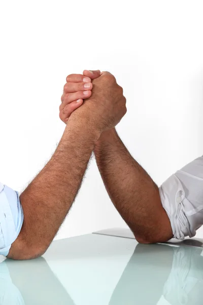 Arm wrestling between males — Stock Photo, Image
