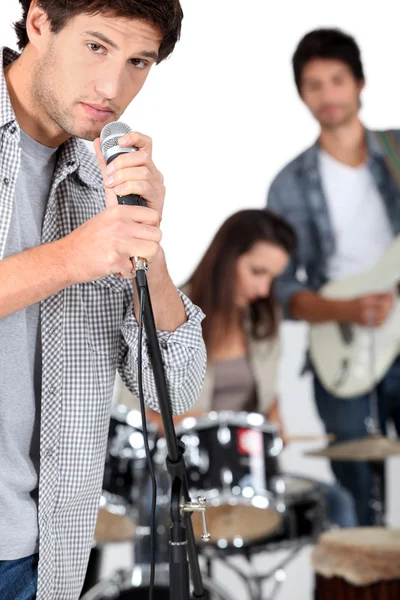 Jonge man zingen in een band — Stockfoto