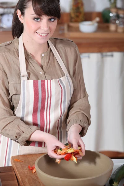 Donna che cucina a casa — Foto Stock