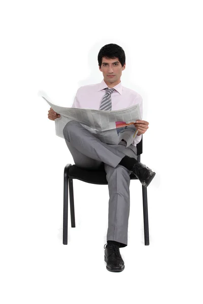 Biznesmen czytający gazetę — Zdjęcie stockowe