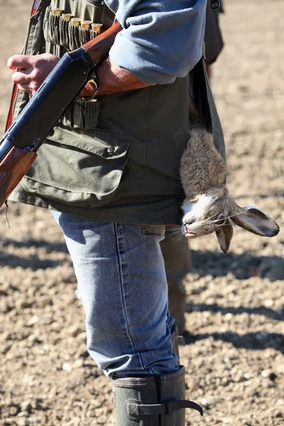 Hunter com um coelho — Fotografia de Stock