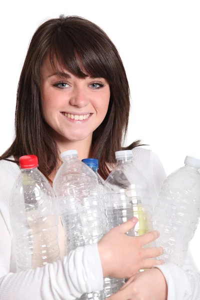 Brunette recyclage des bouteilles en plastique — Photo