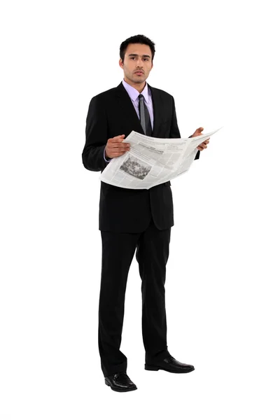 Zakenman die een krant leest — Stockfoto