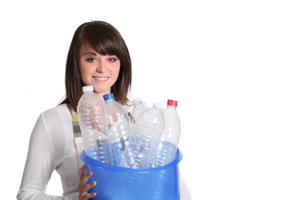 Menina classificando garrafas de plástico para o lixo — Fotografia de Stock