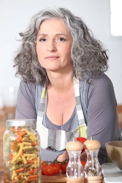 Reife Frau posiert in Küche — Stockfoto