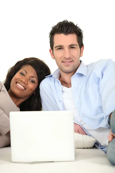 Couple at home with a laptop — Stock Photo, Image