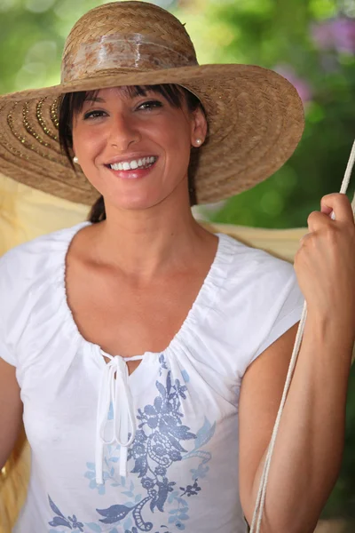 Yazlık bahçe rahatlatıcı bir hasır şapkalı bir kadın portresi — Stok fotoğraf