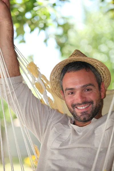 Hombre al aire libre en hamaca —  Fotos de Stock