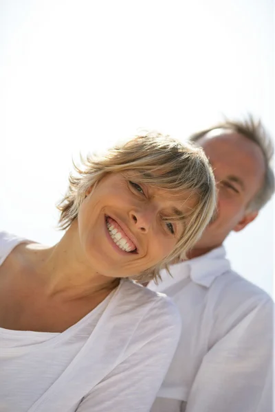 Happy couple wearing white clothing at the beach — Stock Photo, Image